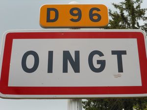 フランスでは市区町村の境界に必ず地名の標識があります