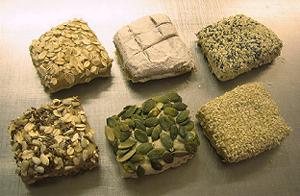 様々な穀物粉を配合した小型パン