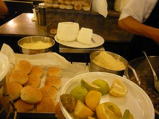 大鍋のミルツァの横にはバンズ、チーズ、レモンが