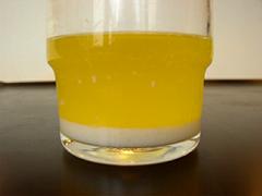 黄色い部分は乳脂肪（澄ましバター）、白い部分は水溶成分（水分やたんぱく質、糖質など）