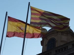 1_スペインの国旗の右がカタルーニャの旗